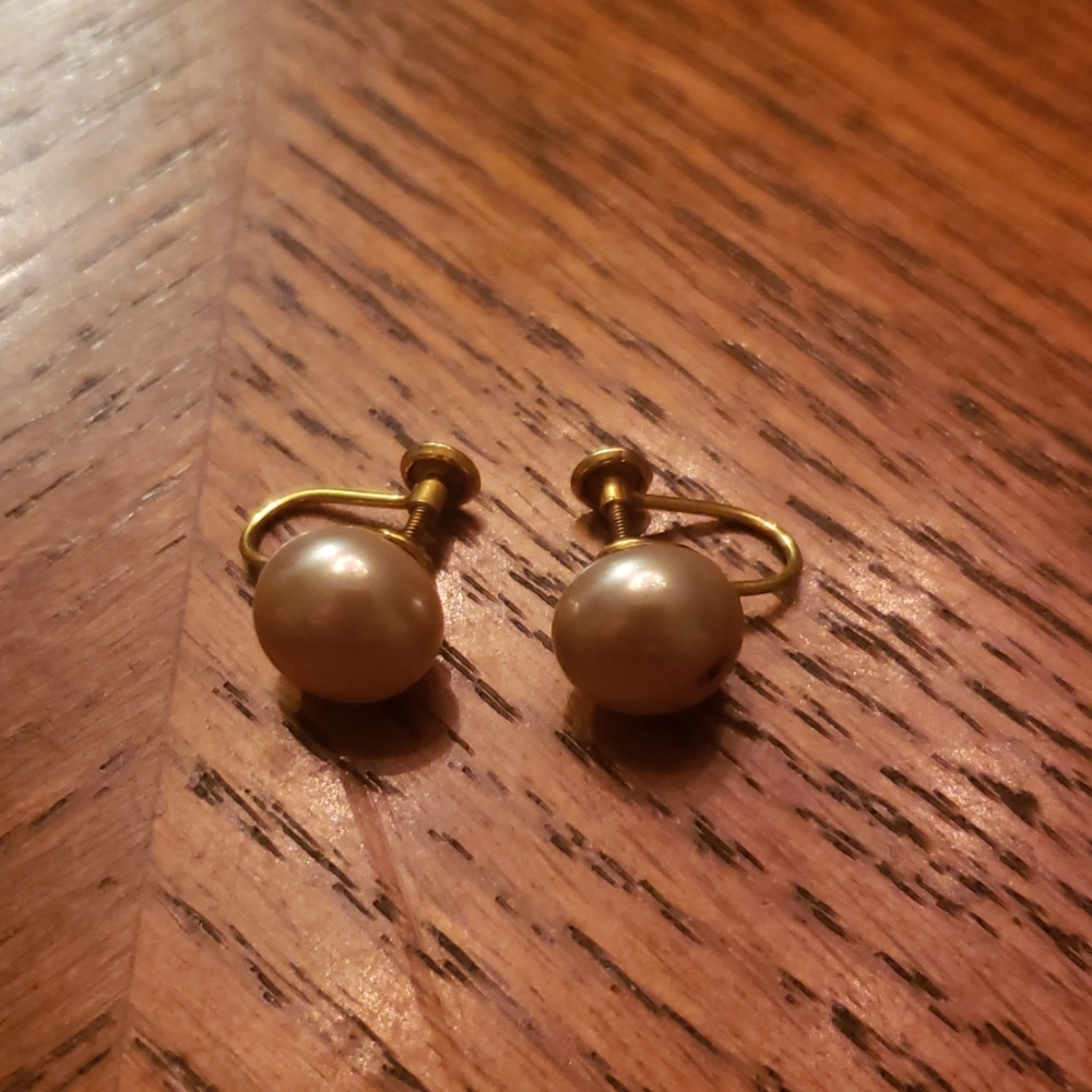 Vintage fresh water pearl  screw on earrings 10 k